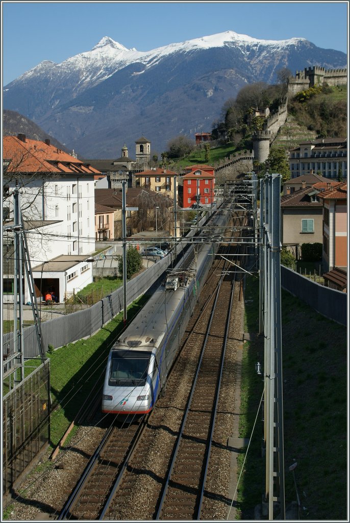 Der FS ETR 470 als EC 14 unterwegs von Milano nach Zrich vor der Einfahrt in den Bahnhof von Bellinzona am 21. Mrz 2011