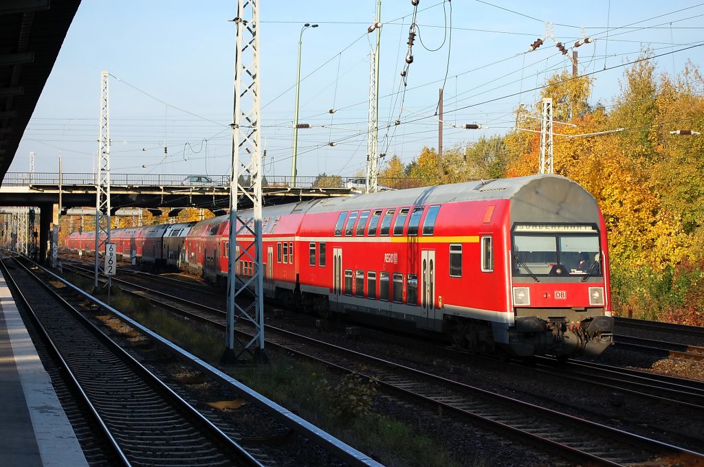 Der Fuballsonderzug (RE 33069) zum Ostderby in der 3.Liga Dynamo Dresden gegen Hansa Rostock in Berlin Friedrichsfelde-Ost. Er besteht aus 12x Dostos und geschoben wurde er von der 143 860-5. Der Zug hatte zu diesem Zeitpunkt eine Versptung von 12 min. 23.10.2010