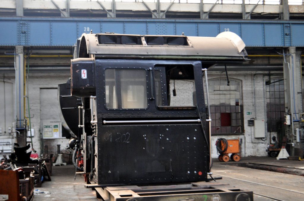 Der Fhrerstand der 01 202 steht am 10.08.2013 im Bw Meiningen wie alle anderen Teile der Lok verteilt in der Halle.