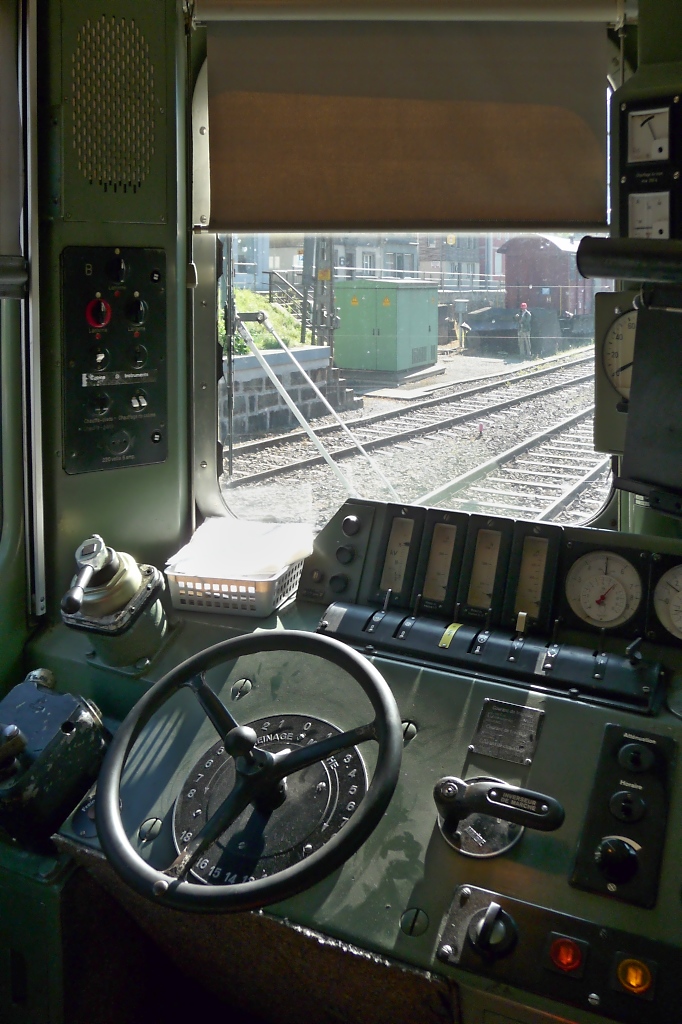 Der Fhrerstand der Ae 8/14. Erstfeld, 1.10.2011 