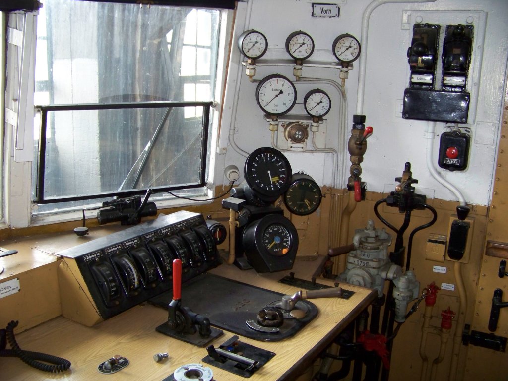 Der Fhrerstand der E 18 08 im Bahnpark Augsburg. Aufgenommen zur Rail&Roads Classic 2009.