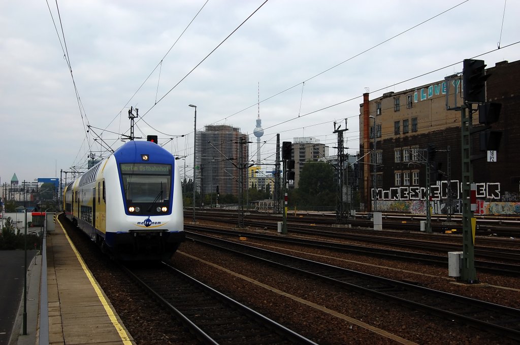 Der fnfte metronom Sonderzug nach Berlin 2010 D 88560 von Lneburg bei der Einfahrt in den Bahnhof Berlin Ostbahnhof. Geschoben von der ME 146-06 (146 506-1)  Winsen (Luhe) . 02.10.2010