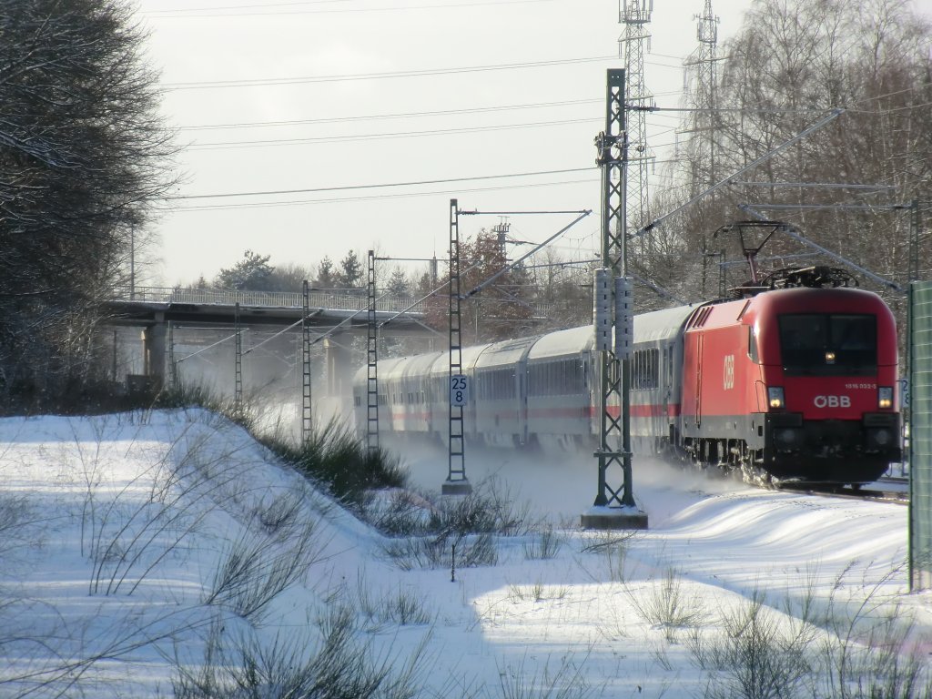 Der f�nfte Stier im Saarland- 1016 032 am 17.12.10 mit dem IC 2055 Saarbr�cken - Stuttgart bei Limbach.