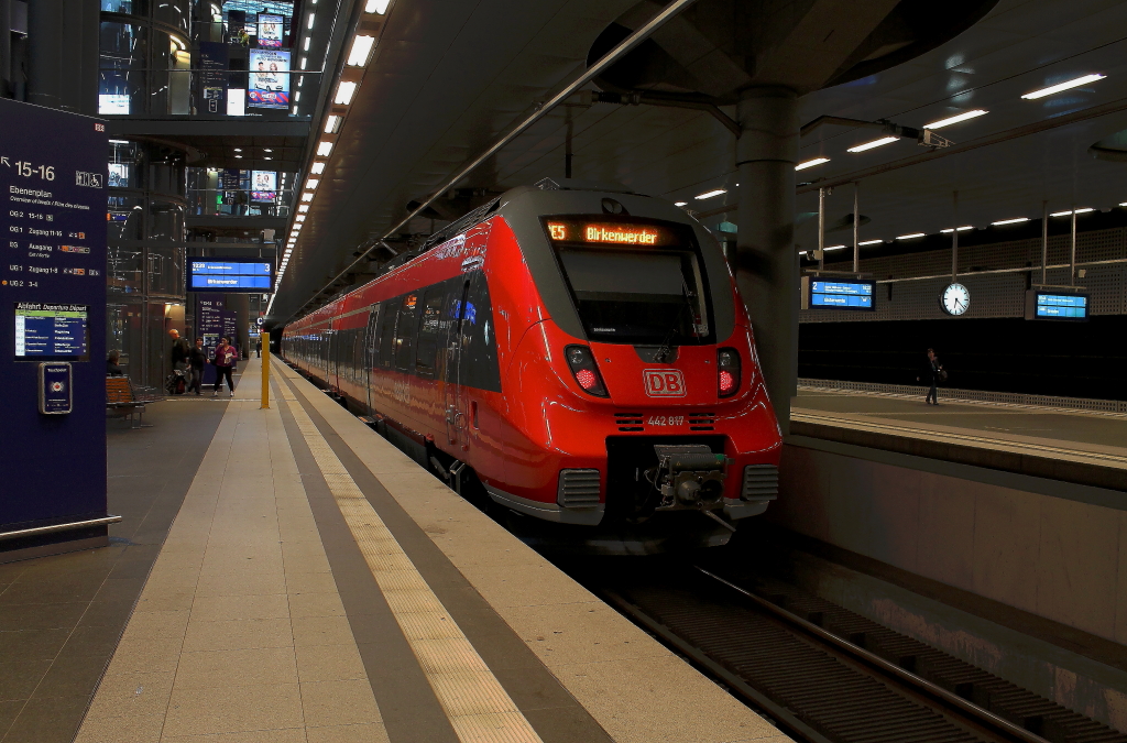 Der fnfteilige Hamster 442 817 ist gerade aus Birkenwerder in Berlin Hbf (tief) eingetroffen und wird gleich fr die Rckfahrt vorbereitet. So gesehen am 01.10.2012 am Gleis 3 in Berlin Hbf.