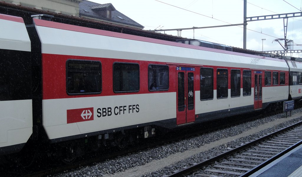 Der f�r Eins�tze im Wallis vorgesehene Domino-Zwischenwagen B NPZ DO 50 85 29-43 182-9 ist am 06.12.12 in einem SBB-Domino in Payerne eingereiht.