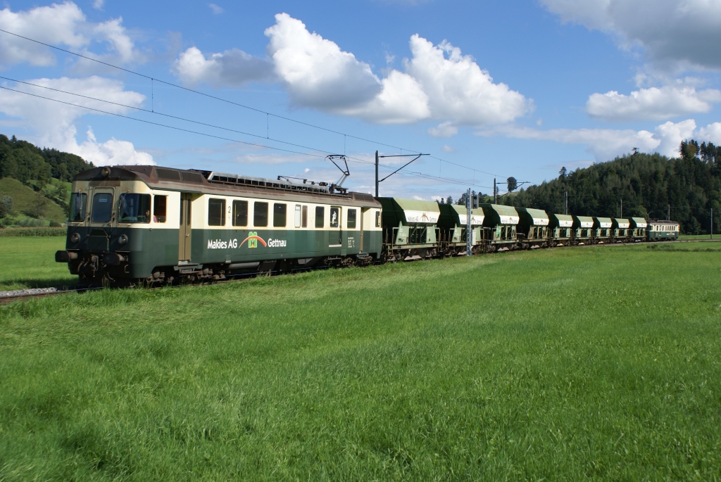 Der fr die in Gettnau ansssige Makies AG fahrende BDe 576 057-4 nhert sich am 10.9.10 Willisau. 