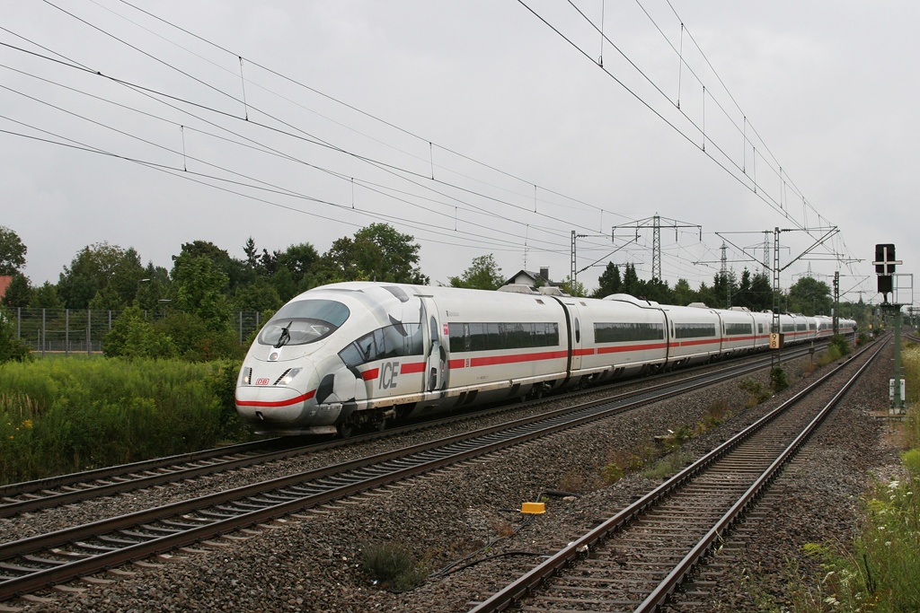 Der Fu�ball ICE 403 012 und ein weiterer 403 als ICE 516 am regnerischen 05.08.2010 in M�nchen-Langwied. (Bild vom S-Bahnsteig gemacht)