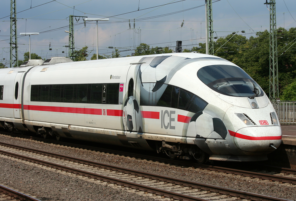 Der Fu�ball ICE 403 012  Montabaur  durchf�hrt K�ln Messe/Deutz am 13.08.2010