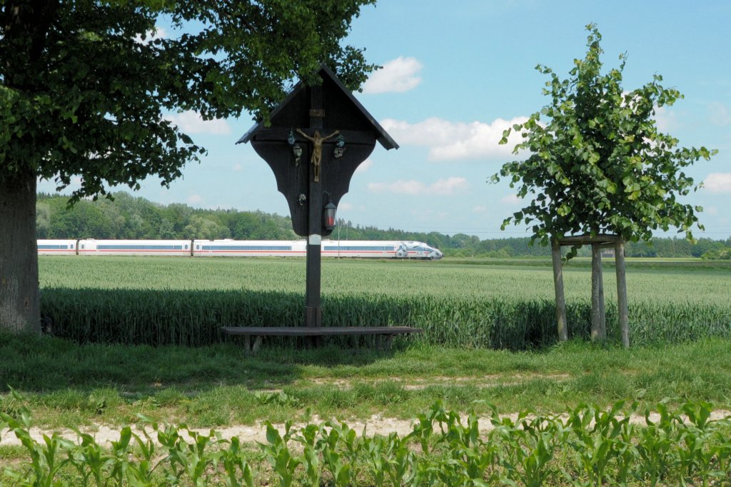 Der Fuball-ICE 403 012 am 04.06.11 am Aubinger Kreuzerl bei Mnchen