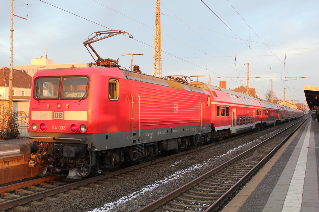 Der Fussballsonderzug von Berlin-Lichtenberg nach Paderborn mit 114 038 mit 9 Dostos und einem N-Wagen Stw, Gestern am 08/12/12kurz vor der Rckfahrt um 16:00h nach Berlin im Paderborn Hbf.