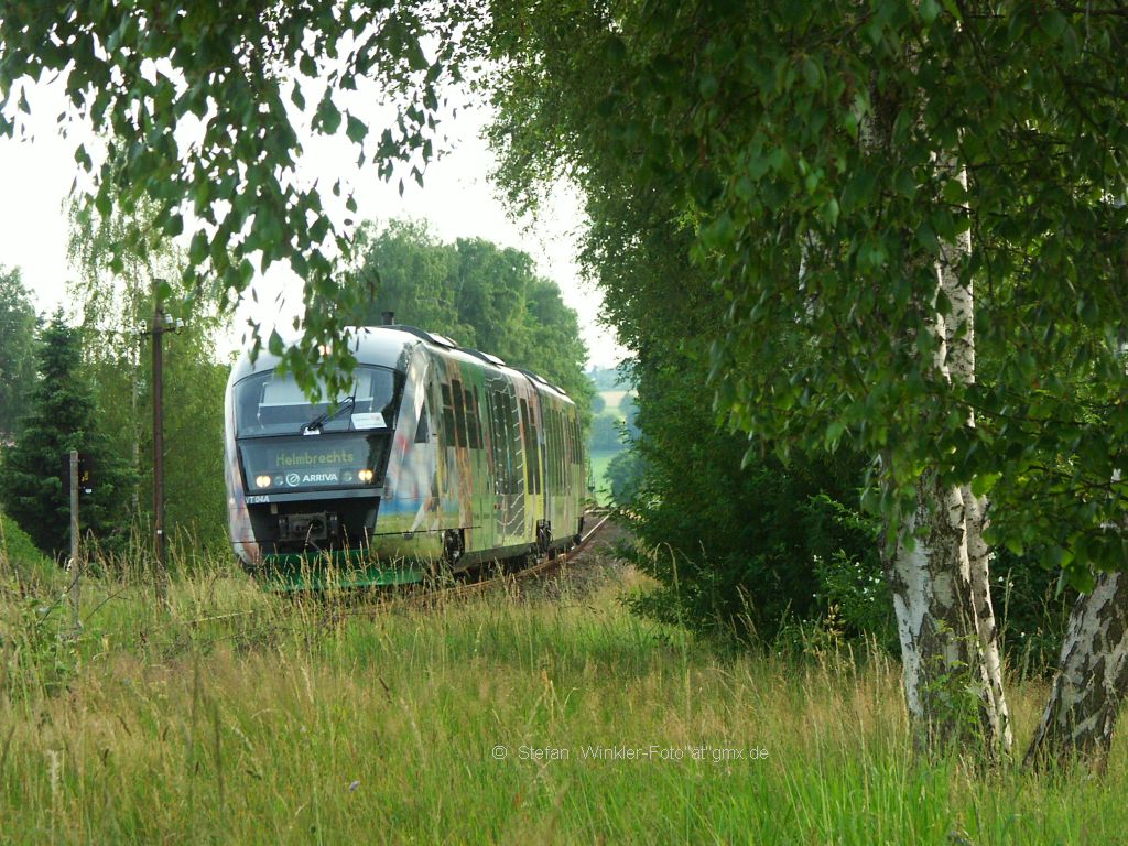 Der Fussballzug der Vogtlandbahn war am 1.Juli 2010 auf der Nebenbahn M�nchberg - Helmbrechts im Einsatz. Hier am Birkenhain kurz vor Erreichen des Endbahnhofs. Es gibt �berlegungen, die Streck zu k�rzen und schon ca 150 Meter hinter dem Zug an einem ehemaligen B� enden zu lassen. Ich w�rde es anders machen....

Trotz des Astes im Frontfenster gef�llt mir dieses Bildchen besonders gut. Selten trifft man an der Stelle das passende Licht an....

Auch dieses Motiv ist in 2011 Geschichte, das Dieselnetz ging an Agilis, den grauen Star.