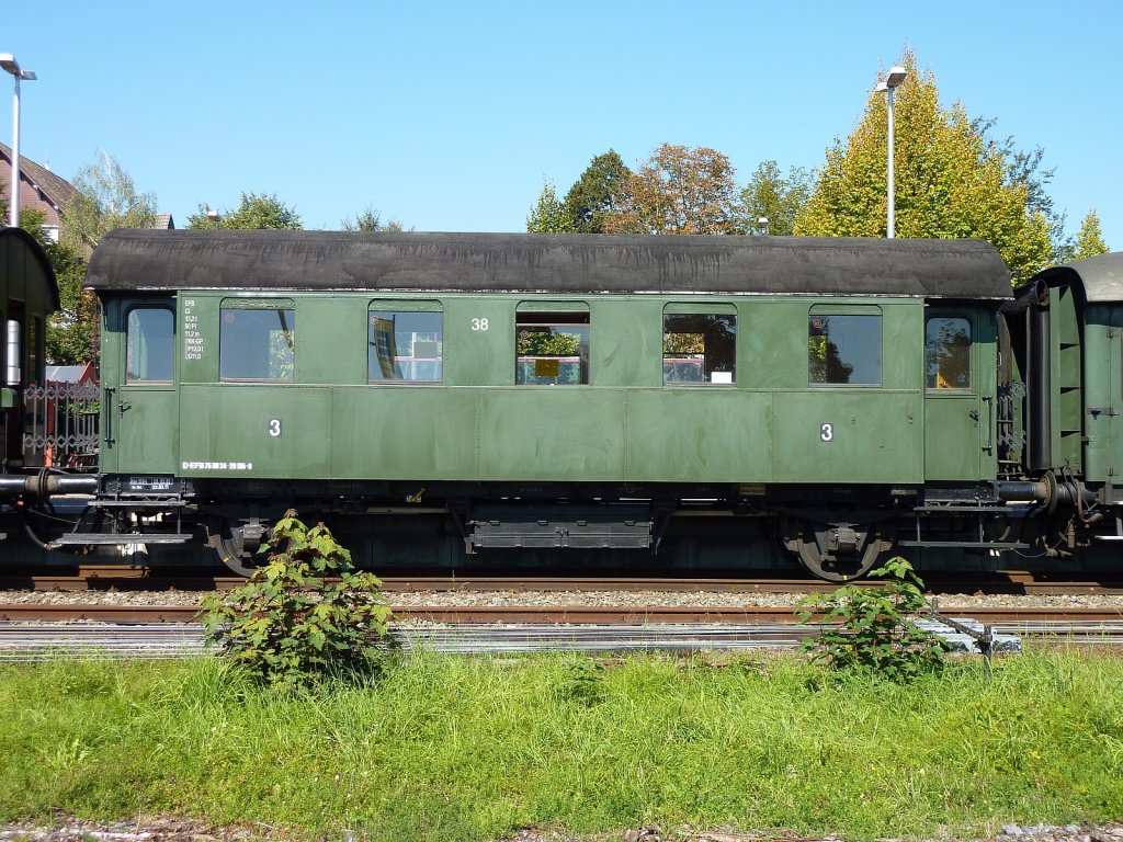 Der Gastell-Wagen Ci38 sonnt sich am 19.09.2010 im Breisacher Bahnhof, w�hrend die Fahrg�ste des Rebenbummlers eine Schiffrundfahrt machen.
