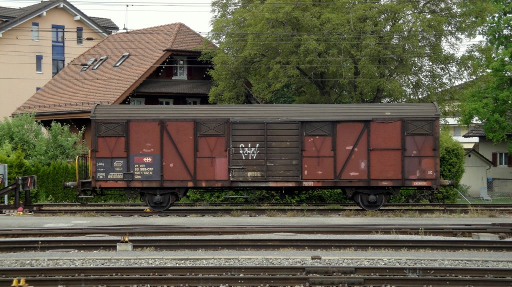 Der Gbs 21 85 1501 192-0 wartet am 02.05.11 in Rotkreuz auf seinen nchsten Einsatz. Hchstwahrscheinlich wird er in den nchsten Tagen zum Freiverlad geschoben, bei dem es zu diesen Tagen selten Platz gibt. (viel Zement, viel Holz)
