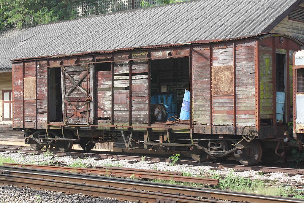 Der gedeckte Holzkasten Güterwagen mit der No.7 wird als Lagerplatz verwendet. Depot Hat Yai am 28.Oktober 2010.