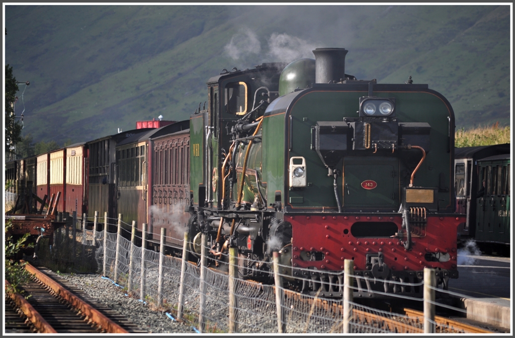 Der Gegenzug aus Caernarfon nach Porthmadog mit der Class 16 Garratt Nr 143 trifft in Rhyd Ddu ein. (04.09.2012)