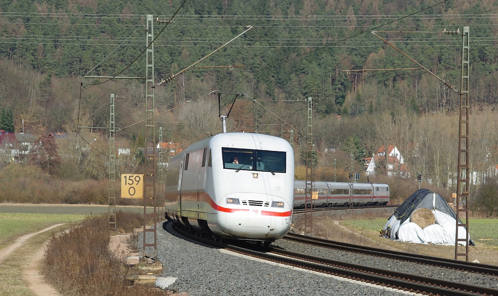 Der gehrt hier eigentlich nicht auf die KBS 610: Ein ICE 1 in Fahrtrichtung Bad Hersfeld. Aufgenommen zwischen Mecklar und Friedlos am 06.03.2011.