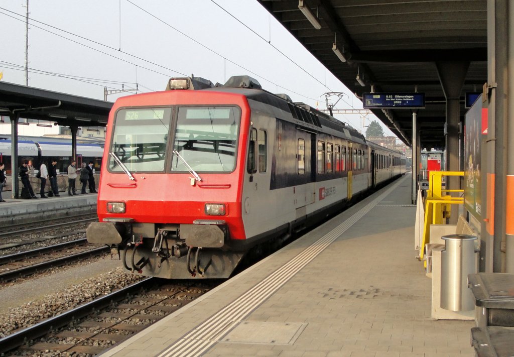 Der gepflegte RBDe 560 052-3  Dagmersellen  war am 09.04.10 mit der S26 gekuppelt. Ab Dezember 2010 soll diese S-Linie durch Flirt ersetzt werden.