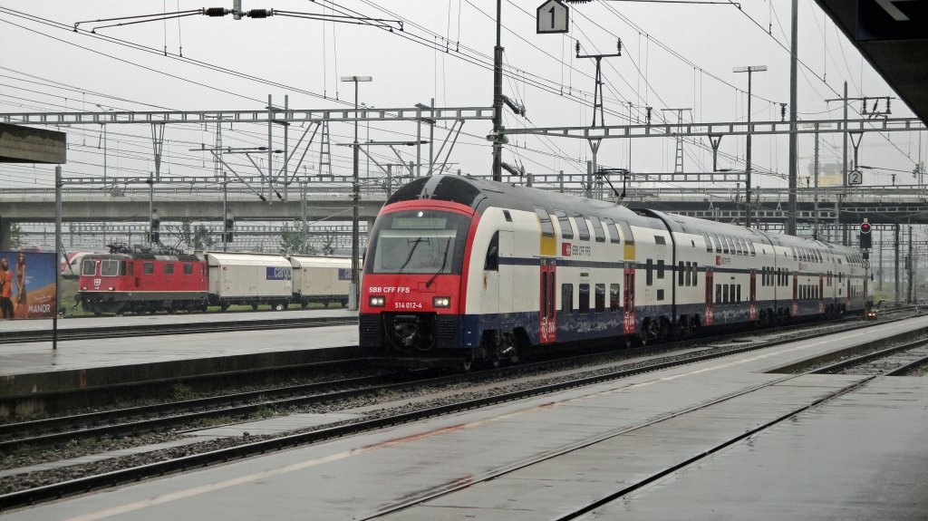 Der getaufte RABe 514 012-4  Russikon  bei der Einfahrt am 19.05.10 in ZH Altstetten. Im Hintergrund eine Re 420/430 mit Khlwagen.