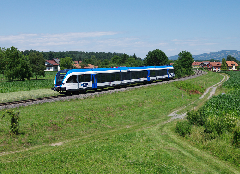 Der GKB GTW VT 63.08 der  Blaue  wurde als Werbefahrzeuge für die steirische S-Bahn adaptiert, und war am 21.06. 2011 als R 8563 von Graz via Lieboch nach Wies unterwegs. Bildlich festgehalten kurz vor Pölfing-Brunn.