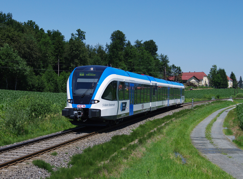 Der GKB GTW VT 63.08 der  Blaue  wurde als Werbefahrzeuge für die steirische S-Bahn adaptiert, und war am 21.06. 2011 als R 8563 von Graz via Lieboch nach Wies unterwegs. Bildlich festgehalten kurz nach Gussendorf.