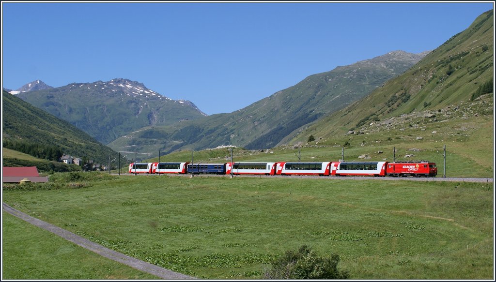 Der Glacier Express 902 am 19. Juli 2010 zwischen Realp und Hospental.