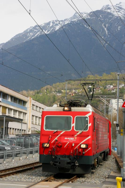 Der Glacier-Express erreicht nach der Fahrt durch das obere Rhonetal das Bahnhofsvorfeld von Brig; 20.04.2010