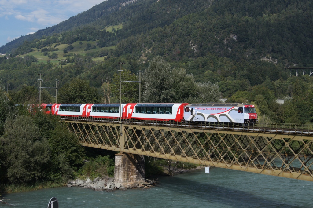 Der Glacier-Express mit der Ge 4/4 III 650 an der Spitze befindet sich am 2.9.11 bei Reichnau-Tamins.