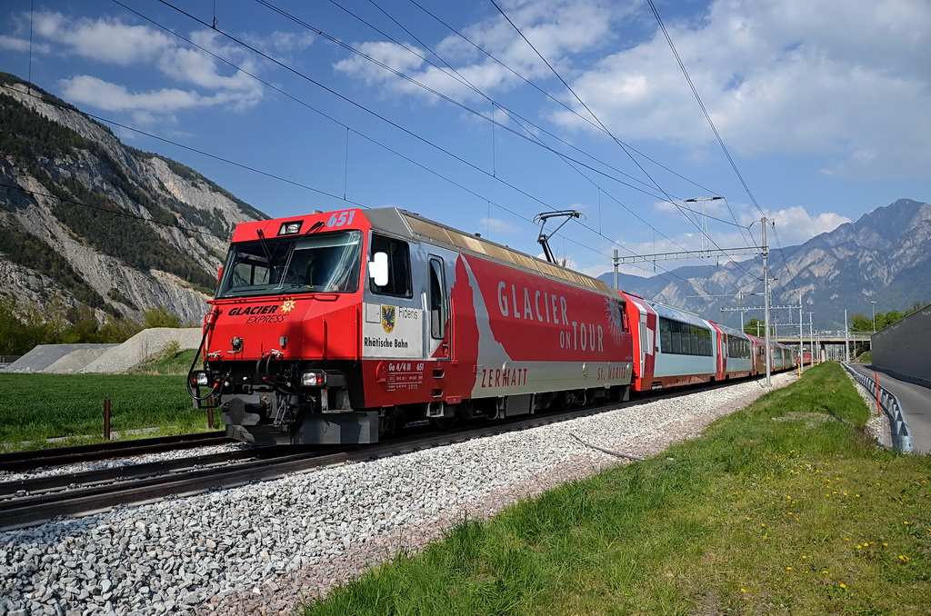 Der Glacier-Express mit der Ge 4/4 III Nr. 651   Fideris   kurz hinter Chur an einem warmen Apriltag. 19.4.2011
