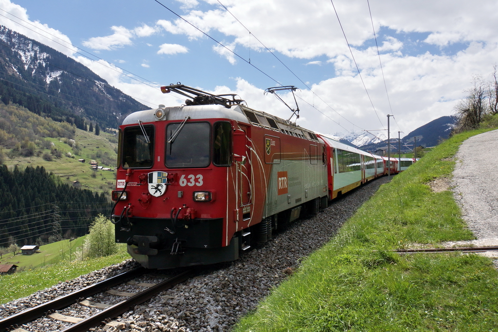 Der Glacier Express mit einer schnen Werbelok, der Ge 4/4 II 633  Zuoz , hat Disentis hinter sich gelassen und ist in Krze in Ilanz, zum nchsten Halt. 4.5.2012