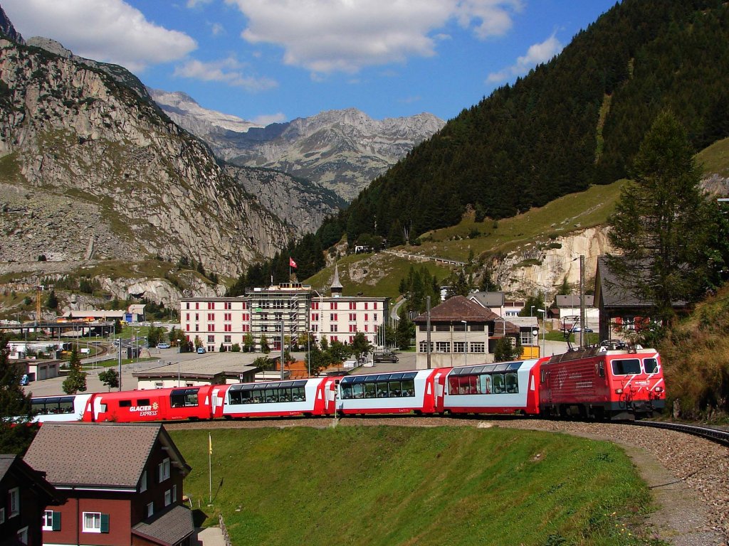 Der Glacier Express verlässt den Bahnhof Andermatt in Richtung Disentis.
Andermatt - 10.09.2011.