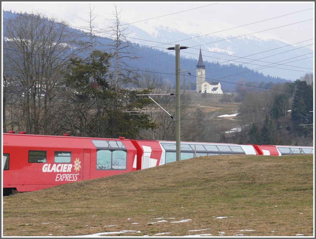 Der GlacierExpress 900 verschwindet unterhalb von Castrisch in der Rheinschlucht. Auf der gegenberliegenden Seite grsst die Kirche von Sagogn (sprich Sagoin, oder spasseshalber auch schon mal Saigon) (09.03.2010)