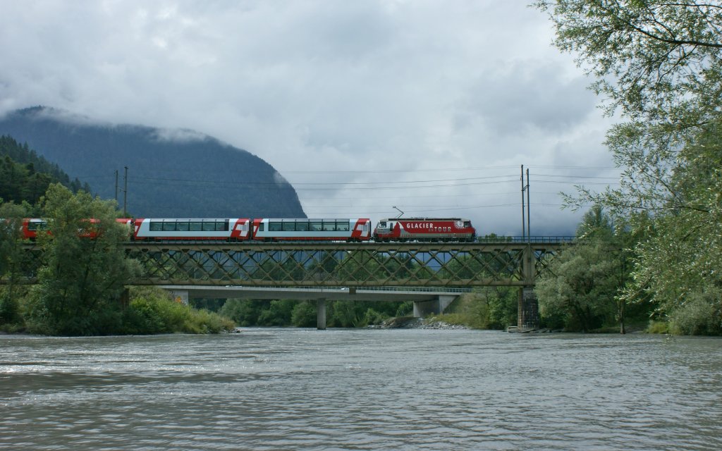 Der Glacierexpress 905/907 berquert den Rhein bei Reichenau.
(13.08.2010)