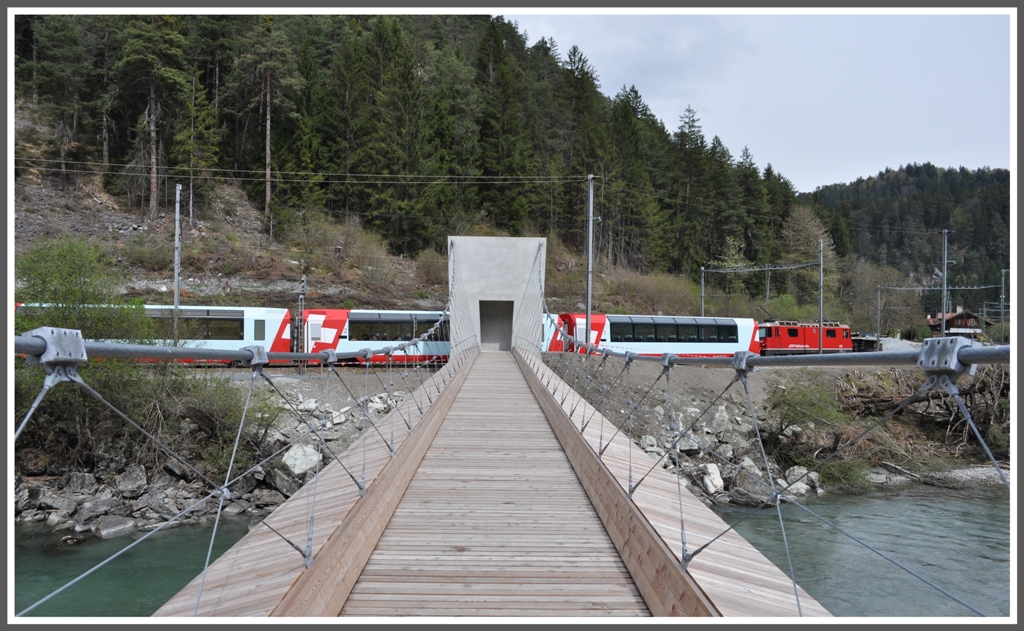Der GlacierExpress 910 mit Ge 4/4 II 618  Bergn/Bravuogn  passiert die neue Hngebrcke in Trin. (14.04.2011)