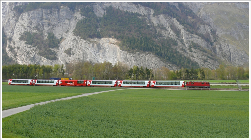 Der GlacierExpress 910 wird durch Ge 4/4 II 615  Klosters  bei Felsberg Richtung Chur gezogen. (21.04.2010)