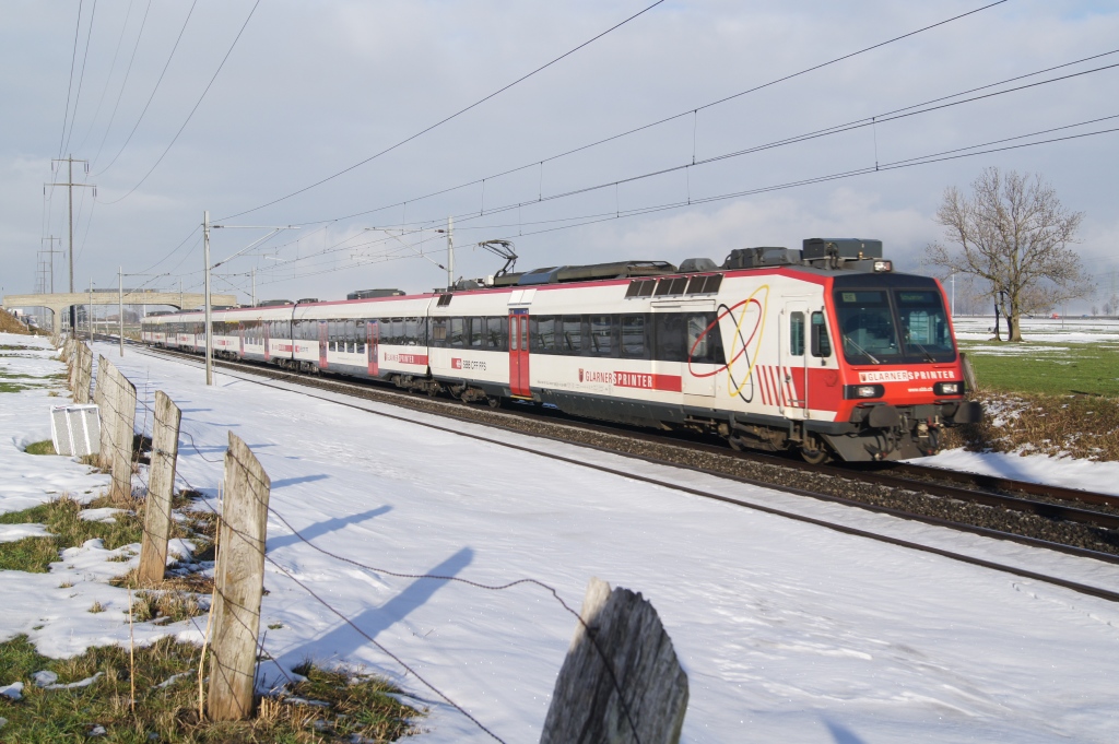 Der Glarner Sprinter mit dem RBDe 560 201-6 an der Spitze nhert sich am 30.12.10 Bilten.
