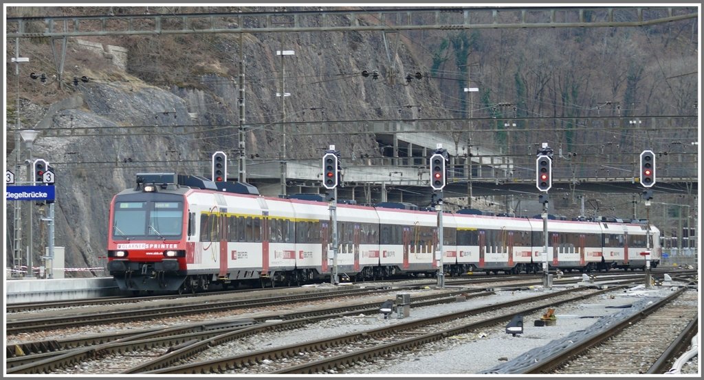 Der Glarnersprinter nach Zrich HB trifft aus dem Glarnerland in Ziegelbrcke ein. (03.03.2010)