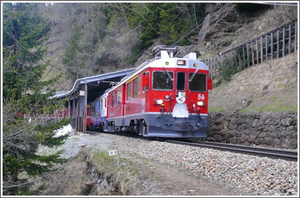 Der gleiche Zug beim Verlassen der Galerie im Val da Pila. (20.05.2010)