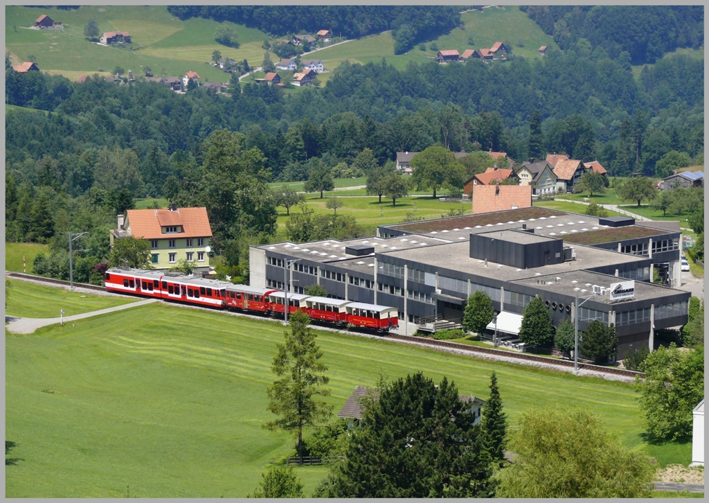 Der gleiche Zug fotografiert vom Kirchturm Heiden aus.(ffentlich zugngig, Eintritt SFr. 1.50)Bei den Husern im Hintergrund befindet sich die nchste Station Schwendi bei Heiden. (25.06.2010)