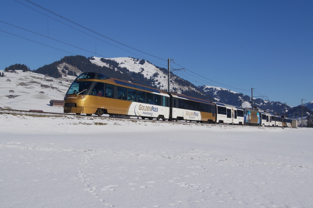 Der Golden Pass Panoramic fhrt am 31.12.10 von Flendruz Richtung Les Combes.