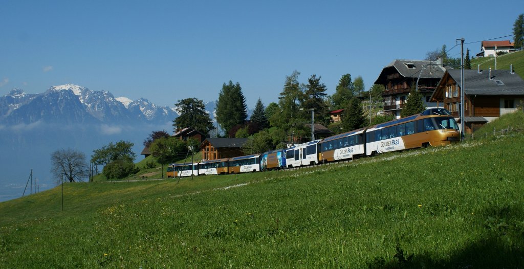 Der Goldenpass Panoramic 3118 von Montreux nach Zweisimmen bei Les Avants am 22. Mai 2010