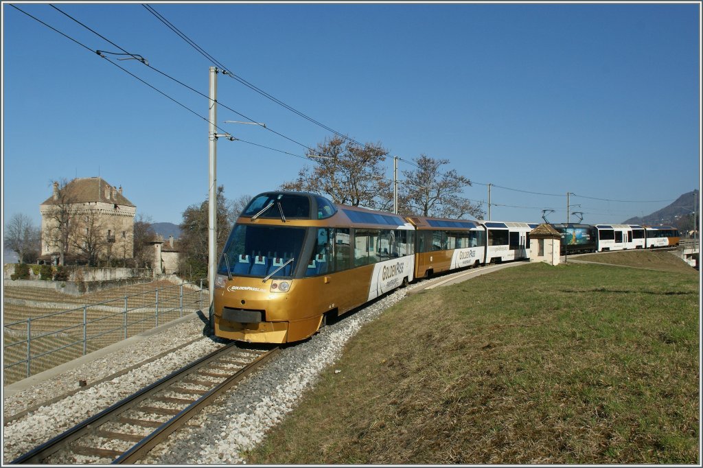 Der GoldenPass Panoramic 3118 Montreux - Zweisimmen bei Schloss und Haltestelle  Chtelard  am 15. Mrz 2012
