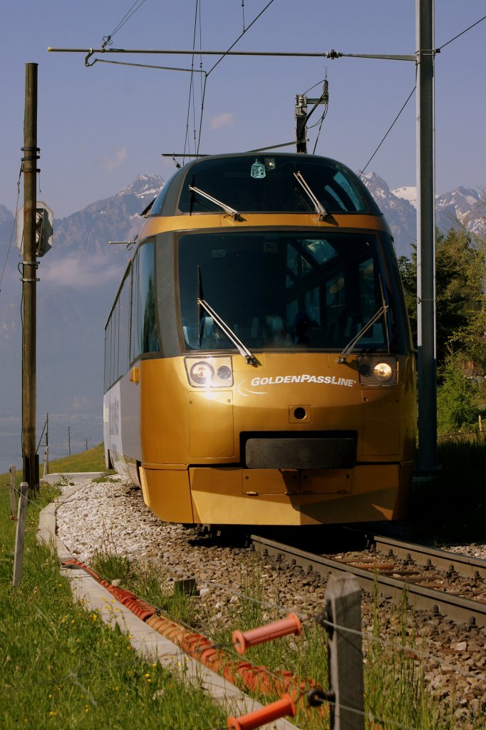 Der Goldenpass Panoramic Express kurz vor Les Avants. 22. Mai 2010.