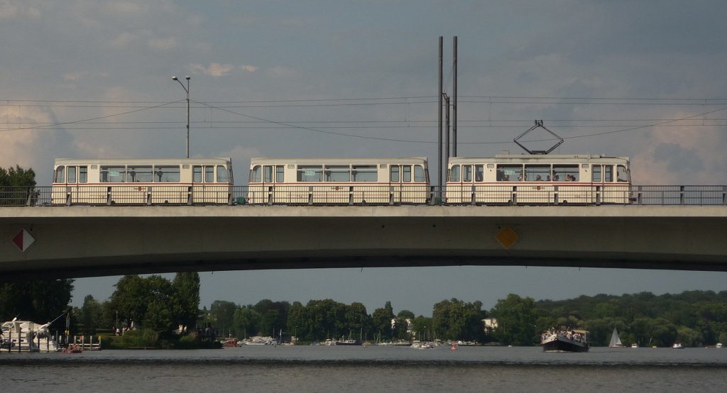 Der Gotha-Dreiwagenzug 109/214/218 berquert die Havel auf seinem Weg nach Babelsberg. Die Route ber die Humboldtbrcke - damals noch in Mittellage - wurde erst 1985 Jahren erffnet. Bis dahin nahmen alle nach Babelsberg fahrenden Bahnen die von 1908 bis 1992 in Betrieb befindliche Strecke durch die heutige Friedrich-Engels-Strae. Potsdam, 2011-07-09