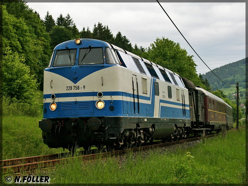 Der Gourmetzug der  Rennsteigbahn  mit 228 758 passiert den Bahnbergang am ehemaligen Haltepunkt Grmpen am 02.06.2013