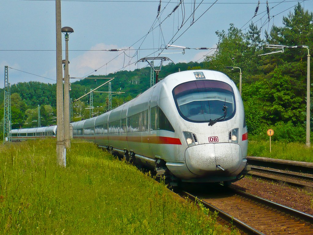 Der grasbewachsene Bahnsteig am Haltepunkt Leißling eignet sich gut als natürliche Kulisse. Hier rauscht gerade der verspätete ICE 1556 von Dresden nach Wiesbaden vorbei in Richtung Naumburg und Erfurt. (06.06.2010)