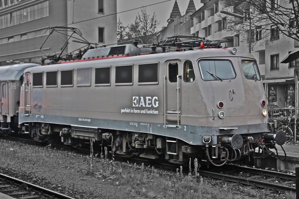 Der graubraune AEG Zug am 2 November 2010 in Freiburg mit der ehemaligen DB Lok 110 457-9 (Bgelfalte). 
In Color Key 