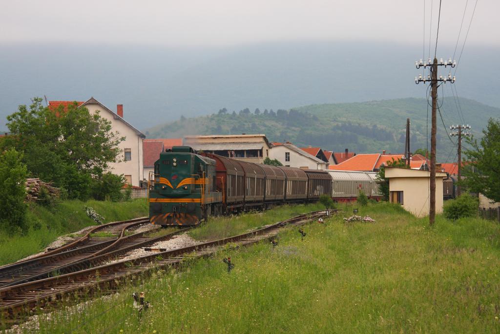 Der Grenzverkehr bzw. Transitverkehr zwischen Bulgarien und Serbien geht
auch ber die Strecke Nis - Dimitrovgrad. Die bekannten Kennedy Loks ziehen
diese Zge. Am 14.5.2013 ist Lok 661-116 mit einem solchen Zug bei Stara
Polanka in Richtung Dimitrovgrad unterwegs und hatte gerade den Bahnhof
des Ortes passiert.