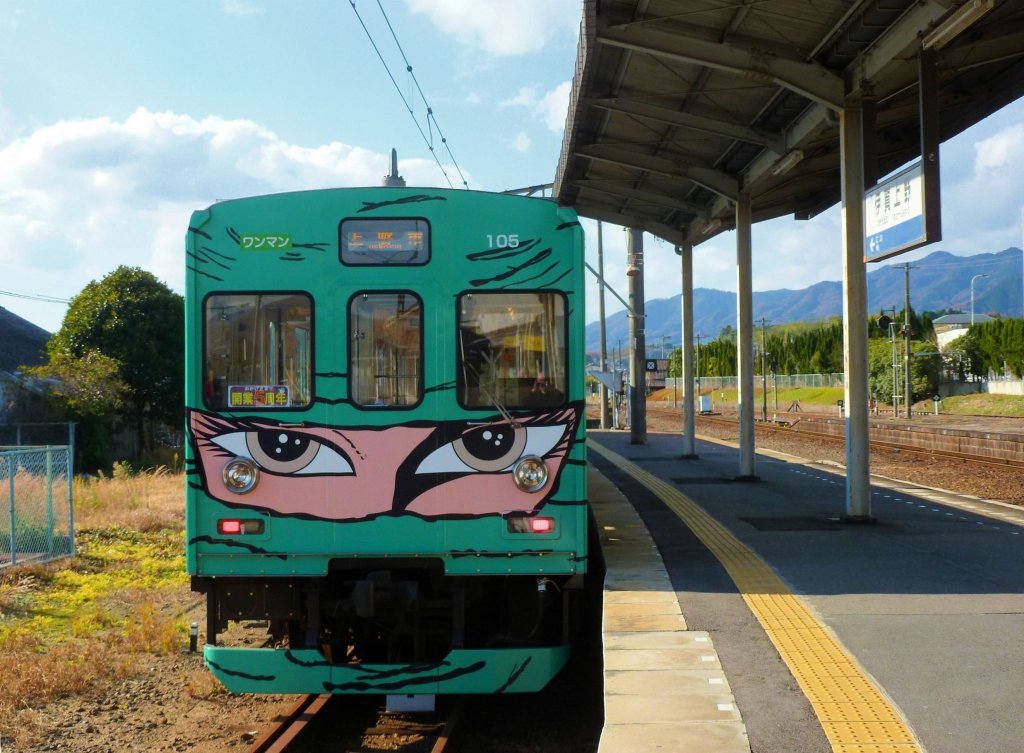 Der grne  ninja -Zug 105+205 in der nordseitigen Endstation Iga Ueno, Umsteigebahnhof zur ehemaligen JR-Hauptstrecke (und heutigen Nebenlinie) ber den Pass von Nagoya nach Osaka. 9.Dezember 2012. 
