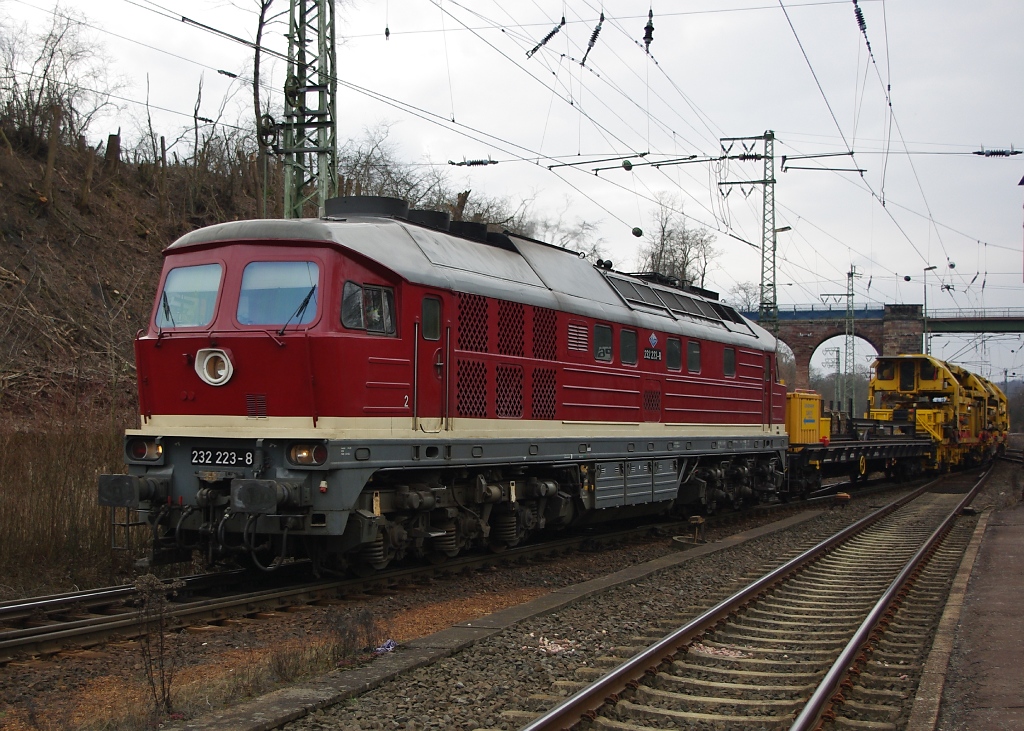 Der grte und lauteste Diesel an diesem Tag war jedoch 232 223-8 die mit einem Bauzug aus Kassel kommend in Eichenberg in Richtung Osten abbog. Aufgenommen am 13.03.2011.
