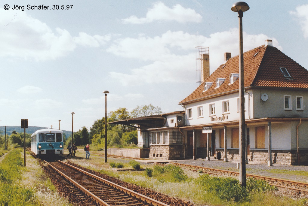 Der grte Ort entlang der Strecke ist Stadtlengsfeld. Vom umfangreichen Betrieb zu Reichsbahnzeiten war am 30.5.97 aber nicht mehr viel brig. (Blick nach Norden)